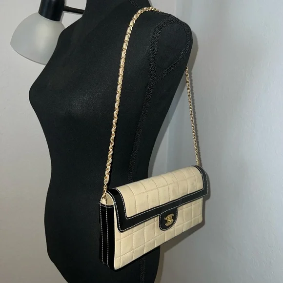 CHANEL Quilted Beige and Black Shoulder Bag - Picture 7 of 15